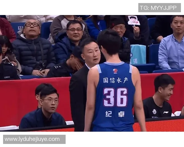 陶汉林垫脚纪卓违体犯规引刘维伟暴怒 冲到球场内质疑裁判吃T 陶汉林垫脚纪卓违体犯规引刘维伟暴怒 冲到球场内质疑裁判吃T